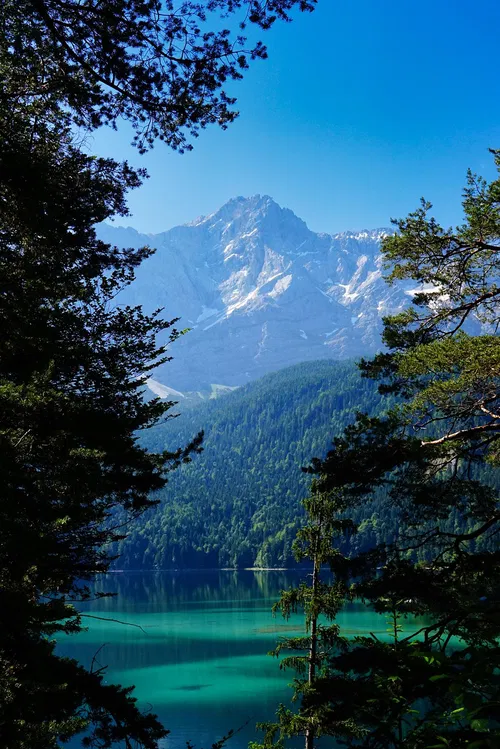 t&uuml;rkisblaues Wasser im See in K&auml;rnten