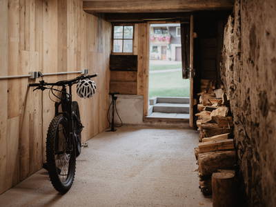 Fahrradraum mit Ladestationen