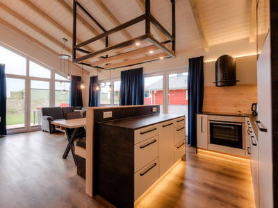 Moderne Küche mit viel Licht im Luxus-Wellnesshaus Auternfischer