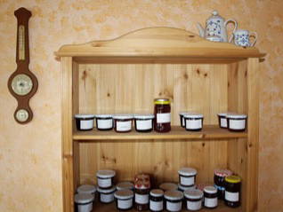 selbstgemachte Marmelade und Honig aus der Region