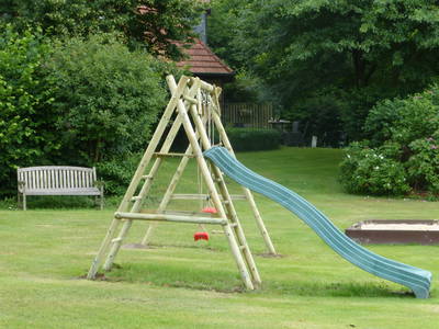 Der Spielplatz mit der Bank
