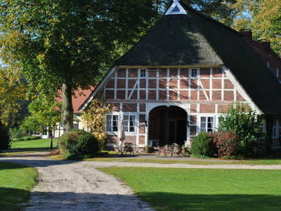 Der denkmalgeschützte Hof mit vielen Fachwerkgebäuden