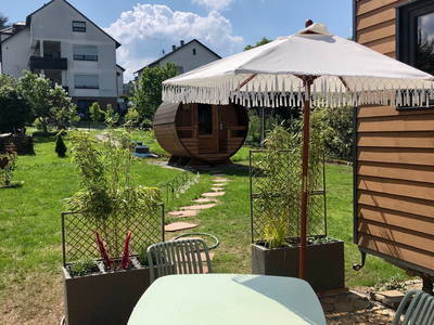 Terrasse mit Stühlen, Tisch und Sonnenschirm