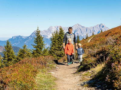 Familienwanderung in den Bergen