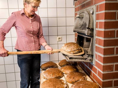 Brotbacken mit Elisabeth