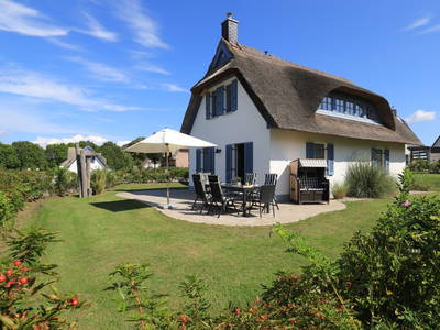 Blick auf das wunderschöne Ferienhaus und die Terrasse