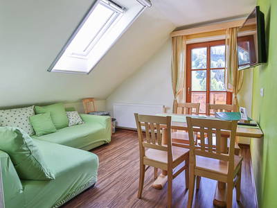 Die komplett eingerichtete 58m² großen Ferienwohnung „Frühling“ mit einer großzügigen Wohnküche mit Mikrowelle, Nespressomaschine, zwei Vollholzschlafzimmern, Dusche-WC getrennt und Balkon. 