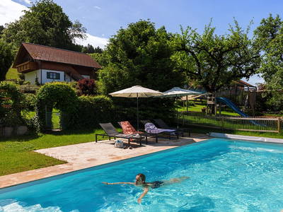 Schwimmen im Salzwasserpool - Ferienhof Sinz - Bild: Julie Baaske www.whiite.space