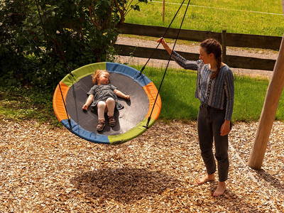 Schaukeln - Ferienhof Sinz - Bild: Julie Baaske www.whiite.space