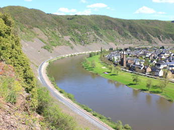 Steillagenweinbau gegenüber Ernst