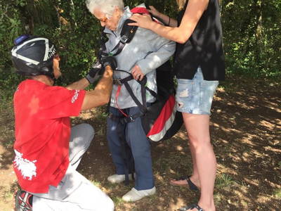 Mit 99 Jahren über das Dordogne Tal fliegen