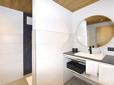 Badezimmer mit Dusche Handtuchwärmer