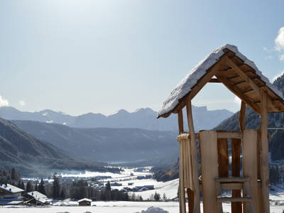 Blick ins Tal und die Dolomiten