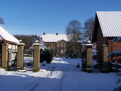 Hofeinfahrt im Winter