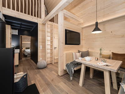 Wohnbereich in der Holzknechthütte