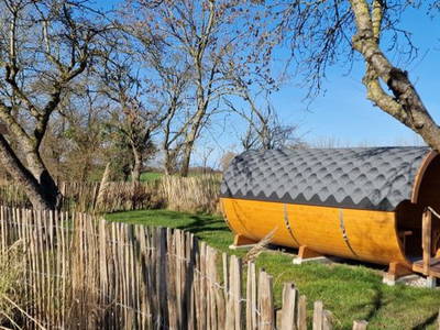 Fasssauna mit rustikaler Schwalldusche