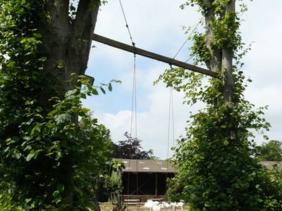 Gartenschaukel mit Blick auf den Reitplatz