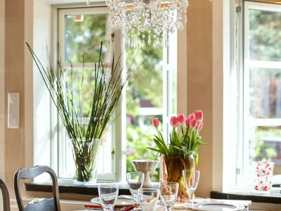 Antike Stühle und stilvoller Lüster mit 12 stufenlos dimmbaren Leuchten