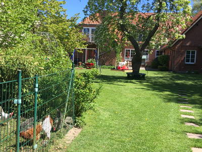 Ansicht des Bauernhauses von der Gartenseite.