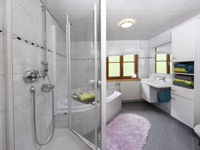 Bad mit Dusche und Wanne