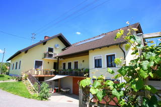 Spezialitätenhof Eichmann - Es grünt ums Haus