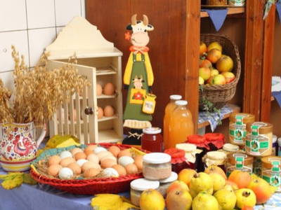 Hofladen mit eigenen und regionalen Produkten