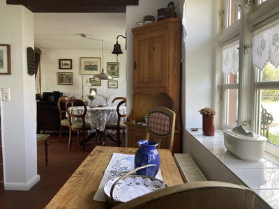 Blick von der Küche ins Esszimmer