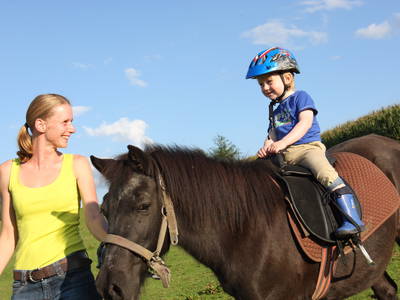 Kinder beim reiten