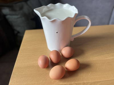 frische Milch von unseren Kühen und Eier von unseren Hühnern