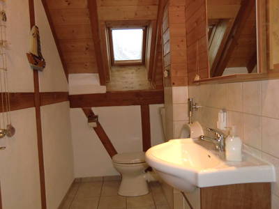 "Stilles Örtchen" mit WC, Urinal und Waschplatz