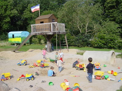 großer Buddelberg mit Baumhaus