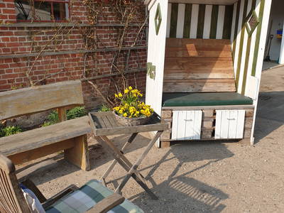 Strandkorb mit Sitzgruppe