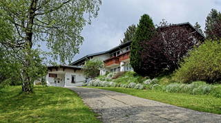 Ferienwohnung Fidelis-Bühl – Urlaub im Hochschwarzwald - Ferienhaus Fidelis-Bühl, Auffahrt zum Haus im Frühjahr / Sommer
