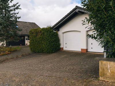 Eigene Garage + Stellplatz direkt am Haus