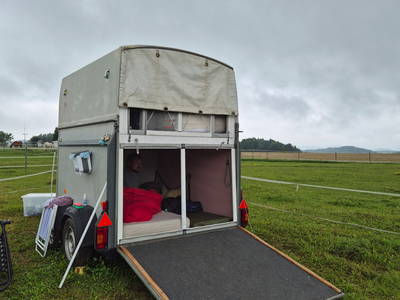 Übernachten auf zwei Etagen mit Matratze und Fliegengitter