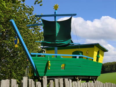 Ahoi, Kameraden! Baumhaus-Spielschiff "Hochwaldsonne"