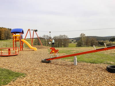 2024 neu erbauter Spielplatz mit Wippe, Rutschturm, Seilbahn, Karussel, Wippe für die ganz Kleinen und einer Nestschaukel