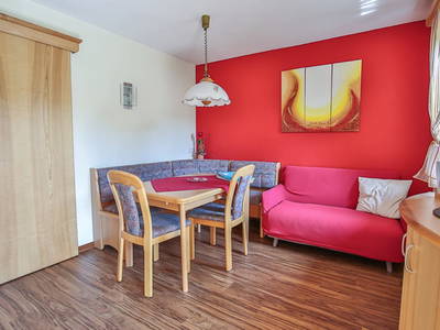 Die komplett eingerichtete 58m² große Ferienwohnung „Sommer“ mit einer großzügigen Wohnküche mit Mikrowelle, Nespressomaschine, zwei Vollholzschlafzimmern, Dusche-WC getrennt und Balkon.