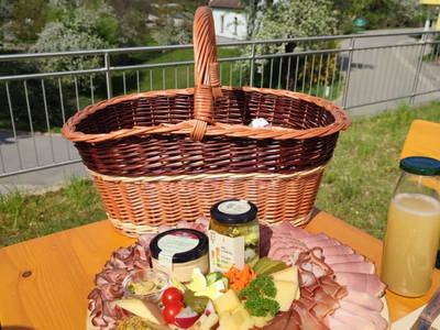 Schmankerl genießen im Aichauer Obstgarten 