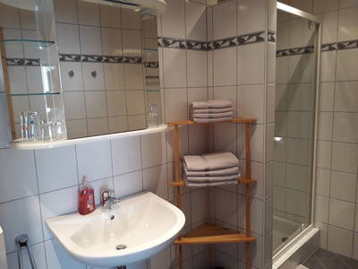 Wein & Urlaub - Fewo unten - Badezimmer