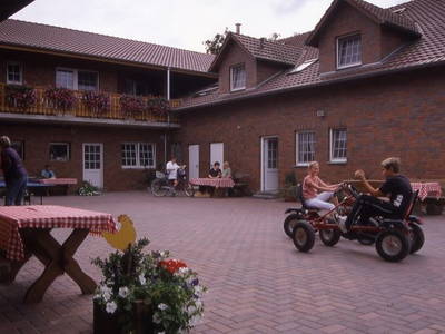 Der Hinterhof mit seinen Sitzgelegenheiten - jetzt auch überdacht.