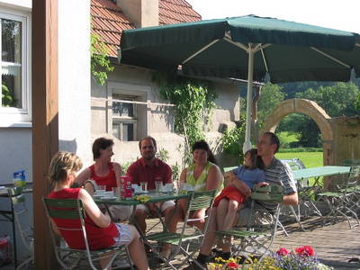 Gäste beim gemeinsamen Schwätzchen auf unserer großen Terrasse
