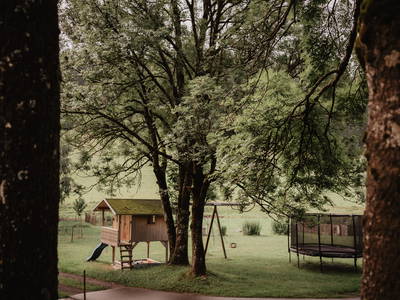 Spielhaus mit Schaukel und Trampolin