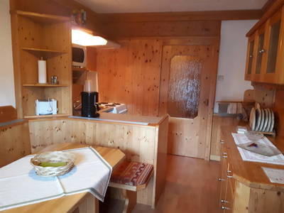 voll ausgestattete Küche in der Ferienwohnung Jochalm
