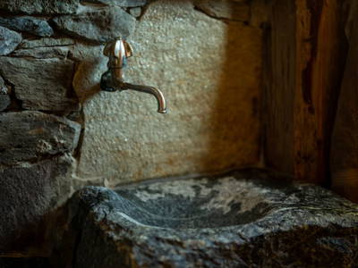 Waschbecken in der Toilette 