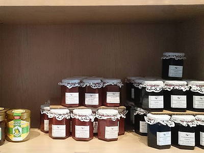 Honig und selbstgemachte Marmeladen