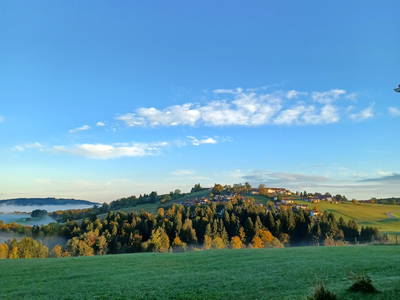 Blick auf den Nachbarort im Herbst
