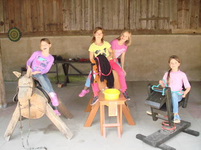 Holzpferde für "Trockenübungen"!