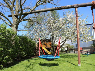 Nestschaukel auf dem Spielplatz