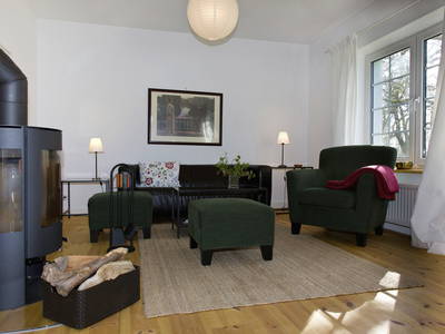 Wohnzimmer mit Kaminofen in der Wohnung Stegblick